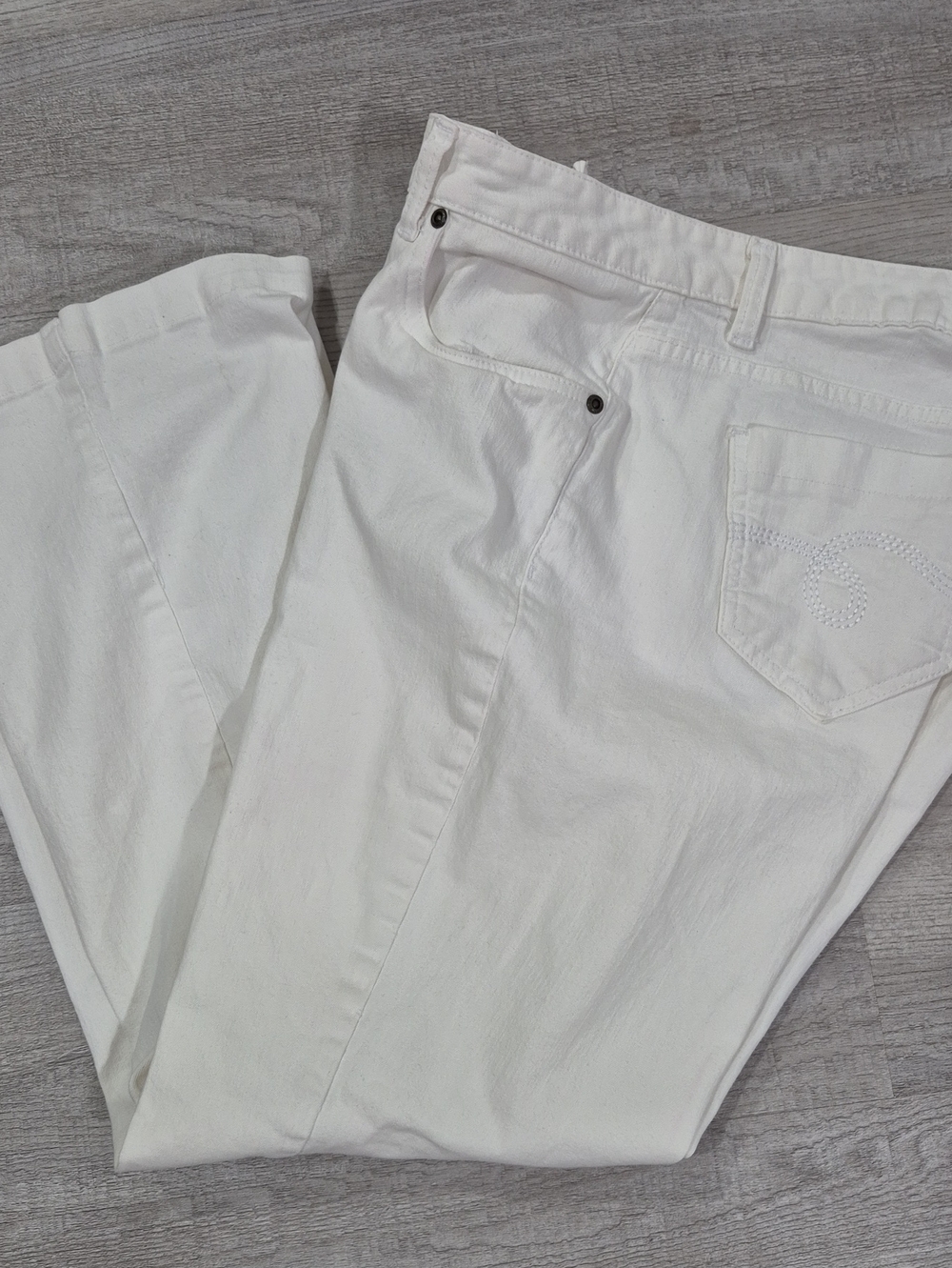 SMITH White Denim Shorts with Subtle Patterned Lining